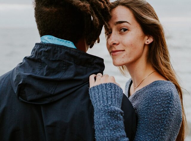 Dlaczego przyciągamy określony typ partnera? Psychologia wyborów miłosnych